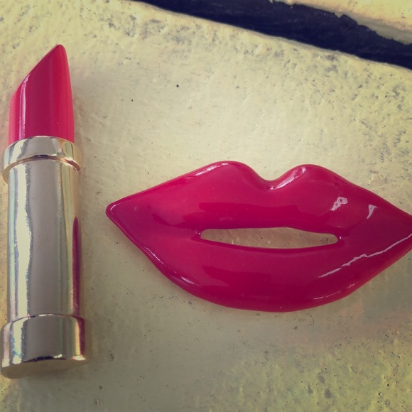 Jewelry - Lip An lipstick brooches